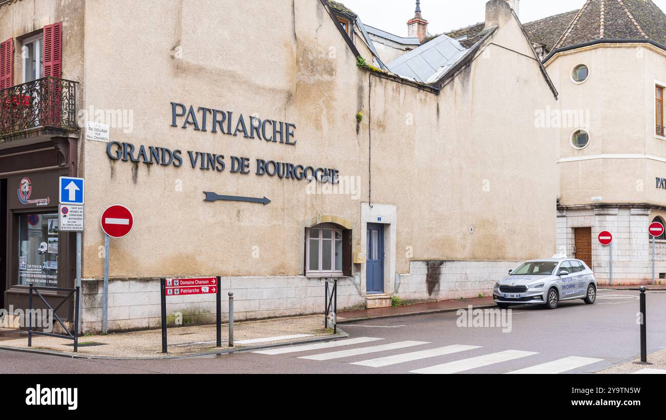 Beaune, Frankreich - 29. April 2024: Stadtbild mit Grand Vin de Bourgogne-Schild am Bau in der antiken Stadt Beaune in der Region Burgund in Frankreich Stockfoto