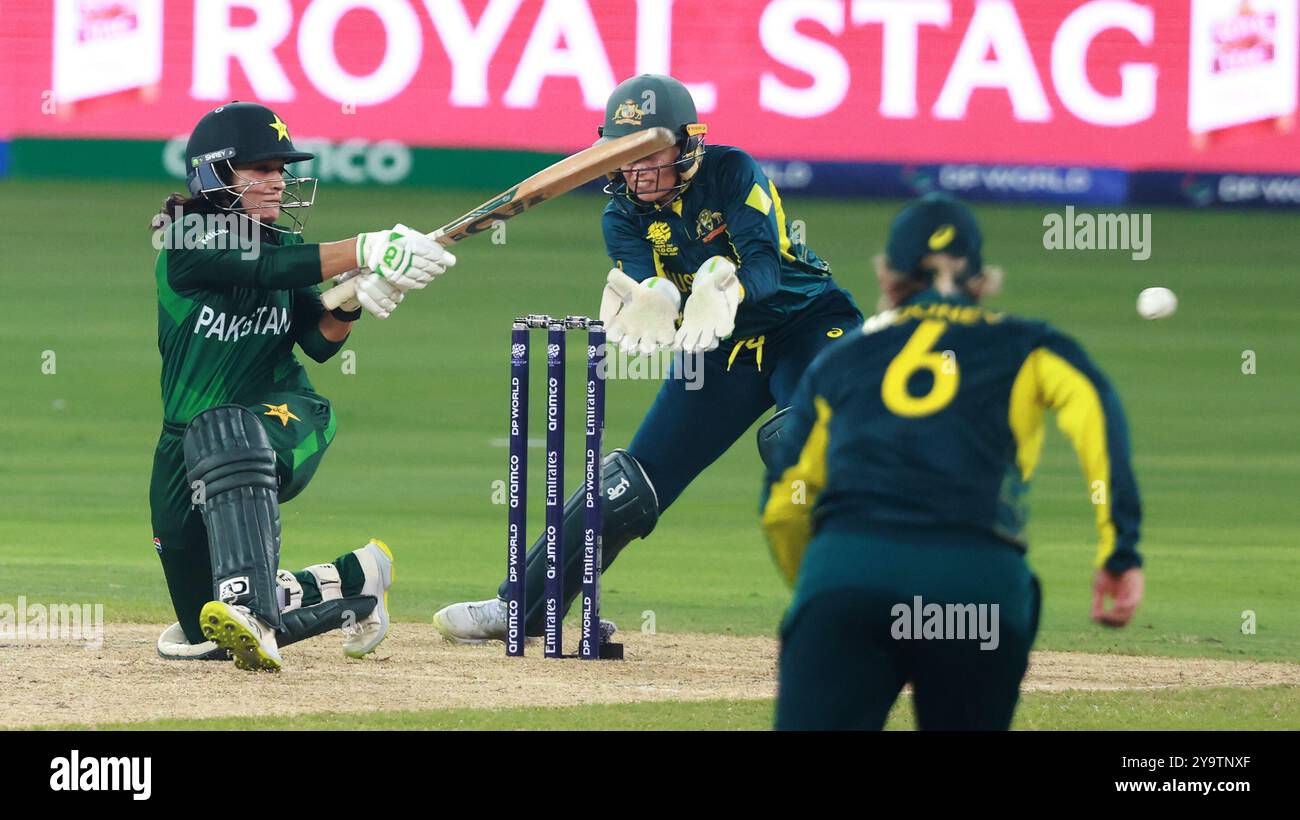 Dubai, Dubai, Vereinigte Arabische Emirate. Oktober 2024. Sidra Amin aus Pakistan während des Spiels Nr. 14 der Gruppe A der ICC Frauen-T20-Cricket-Weltmeisterschaft zwischen Australien und Pakistan im Dubai International Cricket Stadium, Dubai, Vereinigte Arabische Emirate am 11. Oktober 2024 (Foto: © Avijit das/ZUMA Press Wire) NUR ZUR REDAKTIONELLEN VERWENDUNG! Nicht für kommerzielle ZWECKE! Stockfoto