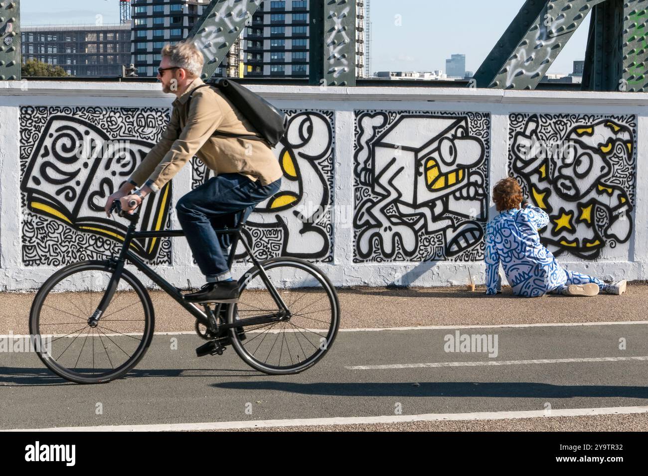 Mr. Doodle arbeitet an seinem Straßenbild "'Have a Doodley Day!" Auf der Regents Park Rd Brücke Primrose Hill Camden London UK Stockfoto