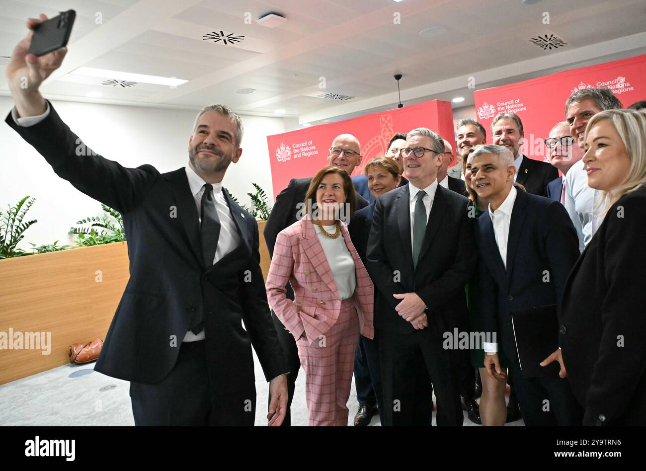 Premierminister Sir Keir Starmer nimmt an einem Selfie mit Führungspersönlichkeiten aus ganz Großbritannien während des Rates der Nationen und Regionen in Edinburgh Teil, dem ersten Treffen für Metro-Bürgermeister und erste Minister dezentralisierter Verwaltungen. Bilddatum: Freitag, 11. Oktober 2024. Stockfoto