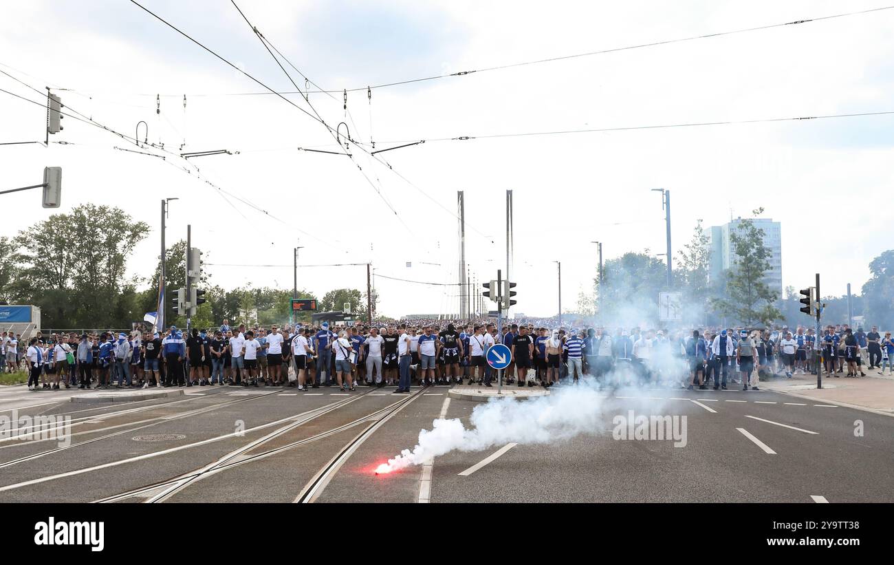 Die Ultras haben vor dem letzten Heimspiel der Saison einen Fanmarsch von der Innenstadt zur Arena organisiert - 2. Fußball-Bundesliga Saison 2023-2024 1. FC Magdeburg vs. SpVgg Greuther Fürth in der MDCC Arena in Magdeburg - Fußball,Mann,Männer,Deutschland,10.05.2024 *** die Ultras haben vor dem letzten Heimspiel der Saison 2 Fußball-Bundesliga-Saison 2023 2024 einen fanmarsch von der Innenstadt zur Arena organisiert 1 FC Magdeburg gegen SpVgg Greuther Fürth in der MDCC Arena in Magdeburg Fußball,man,Männer,Deutschland,10 05 2024 Stockfoto