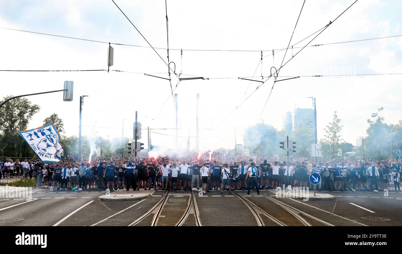 Die Ultras haben vor dem letzten Heimspiel der Saison einen Fanmarsch von der Innenstadt zur Arena organisiert - 2. Fußball-Bundesliga Saison 2023-2024 1. FC Magdeburg vs. SpVgg Greuther Fürth in der MDCC Arena in Magdeburg - Fußball,Mann,Männer,Deutschland,10.05.2024 *** die Ultras haben vor dem letzten Heimspiel der Saison 2 Fußball-Bundesliga-Saison 2023 2024 einen fanmarsch von der Innenstadt zur Arena organisiert 1 FC Magdeburg gegen SpVgg Greuther Fürth in der MDCC Arena in Magdeburg Fußball,man,Männer,Deutschland,10 05 2024 Stockfoto