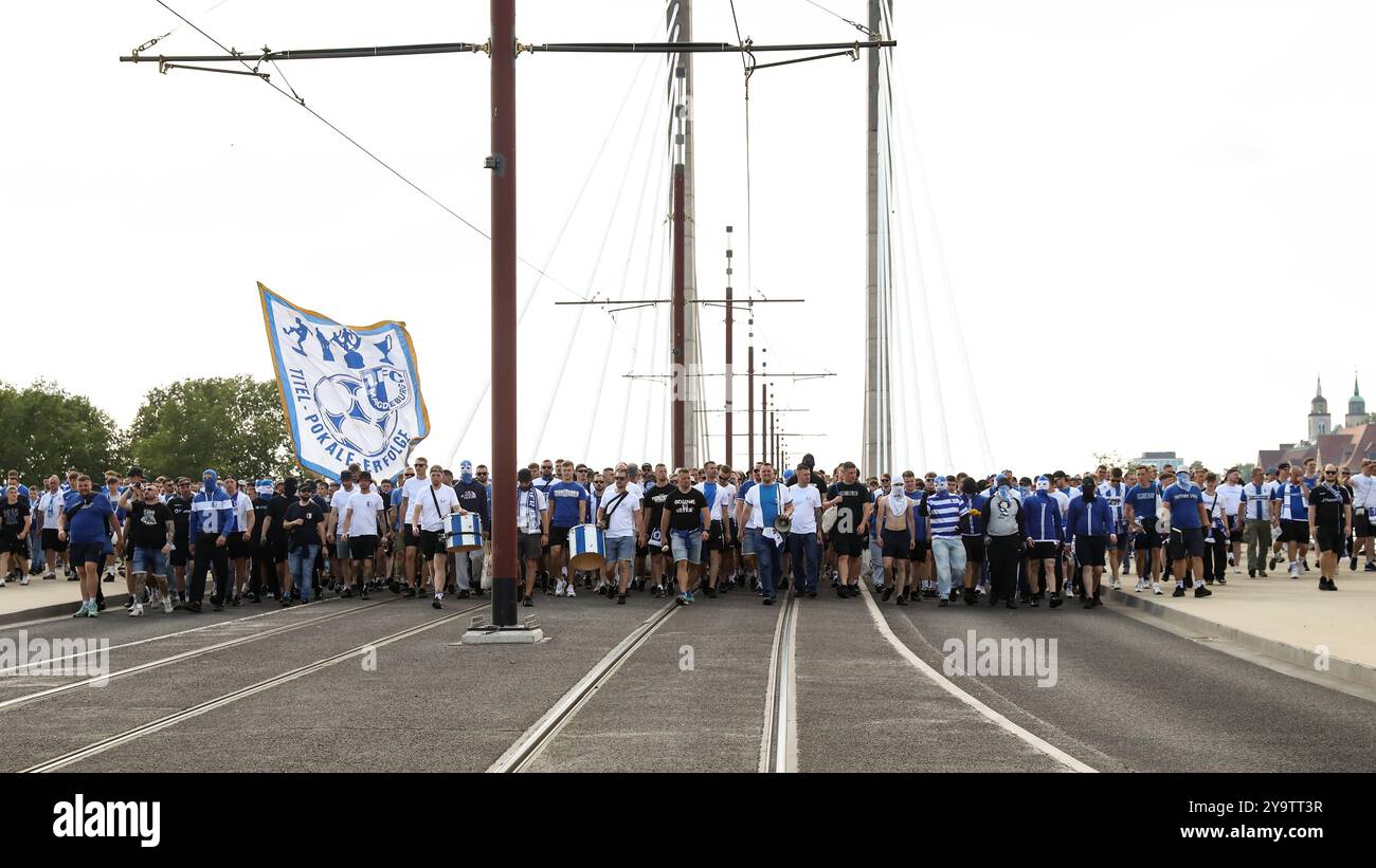 Die Ultras haben vor dem letzten Heimspiel der Saison einen Fanmarsch von der Innenstadt zur Arena organisiert - 2. Fußball-Bundesliga Saison 2023-2024 1. FC Magdeburg vs. SpVgg Greuther Fürth in der MDCC Arena in Magdeburg - Fußball,Mann,Männer,Deutschland,10.05.2024 *** die Ultras haben vor dem letzten Heimspiel der Saison 2 Fußball-Bundesliga-Saison 2023 2024 einen fanmarsch von der Innenstadt zur Arena organisiert 1 FC Magdeburg gegen SpVgg Greuther Fürth in der MDCC Arena in Magdeburg Fußball,man,Männer,Deutschland,10 05 2024 Stockfoto