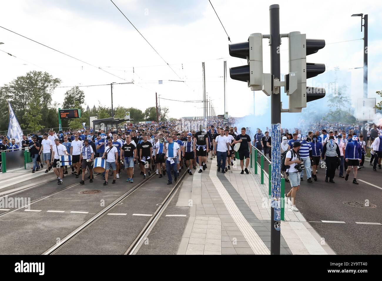 Die Ultras haben vor dem letzten Heimspiel der Saison einen Fanmarsch von der Innenstadt zur Arena organisiert - 2. Fußball-Bundesliga Saison 2023-2024 1. FC Magdeburg vs. SpVgg Greuther Fürth in der MDCC Arena in Magdeburg - Fußball,Mann,Männer,Deutschland,10.05.2024 *** die Ultras haben vor dem letzten Heimspiel der Saison 2 Fußball-Bundesliga-Saison 2023 2024 einen fanmarsch von der Innenstadt zur Arena organisiert 1 FC Magdeburg gegen SpVgg Greuther Fürth in der MDCC Arena in Magdeburg Fußball,man,Männer,Deutschland,10 05 2024 Stockfoto