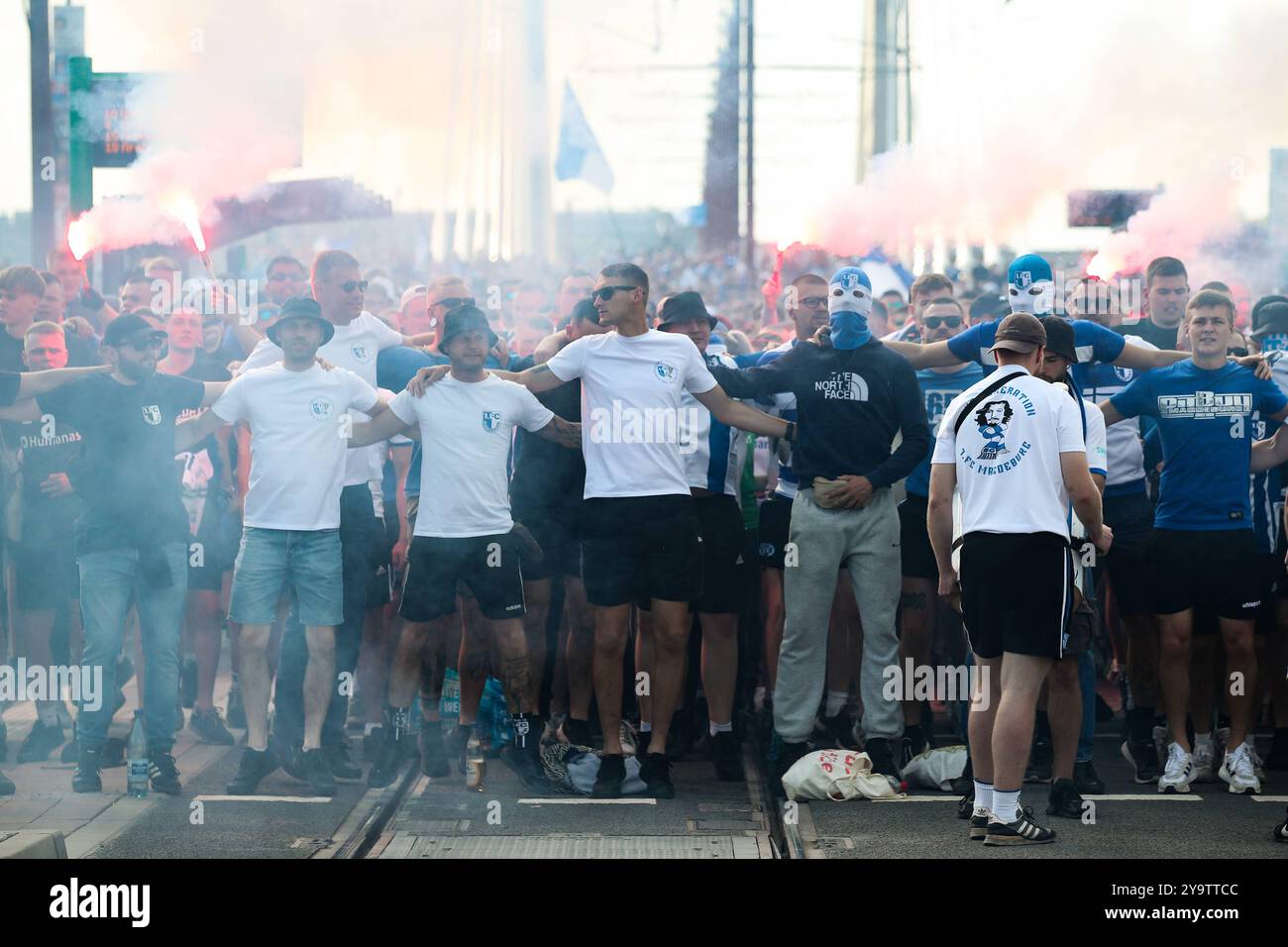 Die Ultras haben vor dem letzten Heimspiel der Saison einen Fanmarsch von der Innenstadt zur Arena organisiert - 2. Fußball-Bundesliga Saison 2023-2024 1. FC Magdeburg vs. SpVgg Greuther Fürth in der MDCC Arena in Magdeburg - Fußball,Mann,Männer,Deutschland,10.05.2024 *** die Ultras haben vor dem letzten Heimspiel der Saison 2 Fußball-Bundesliga-Saison 2023 2024 einen fanmarsch von der Innenstadt zur Arena organisiert 1 FC Magdeburg gegen SpVgg Greuther Fürth in der MDCC Arena in Magdeburg Fußball,man,Männer,Deutschland,10 05 2024 Stockfoto