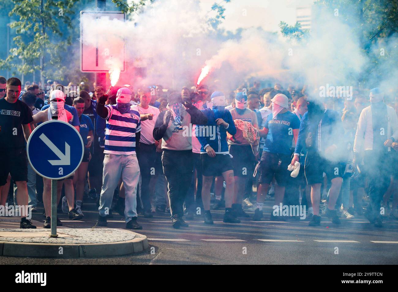 Die Ultras haben vor dem letzten Heimspiel der Saison einen Fanmarsch von der Innenstadt zur Arena organisiert - 2. Fußball-Bundesliga Saison 2023-2024 1. FC Magdeburg vs. SpVgg Greuther Fürth in der MDCC Arena in Magdeburg - Fußball,Mann,Männer,Deutschland,10.05.2024 *** die Ultras haben vor dem letzten Heimspiel der Saison 2 Fußball-Bundesliga-Saison 2023 2024 einen fanmarsch von der Innenstadt zur Arena organisiert 1 FC Magdeburg gegen SpVgg Greuther Fürth in der MDCC Arena in Magdeburg Fußball,man,Männer,Deutschland,10 05 2024 Stockfoto
