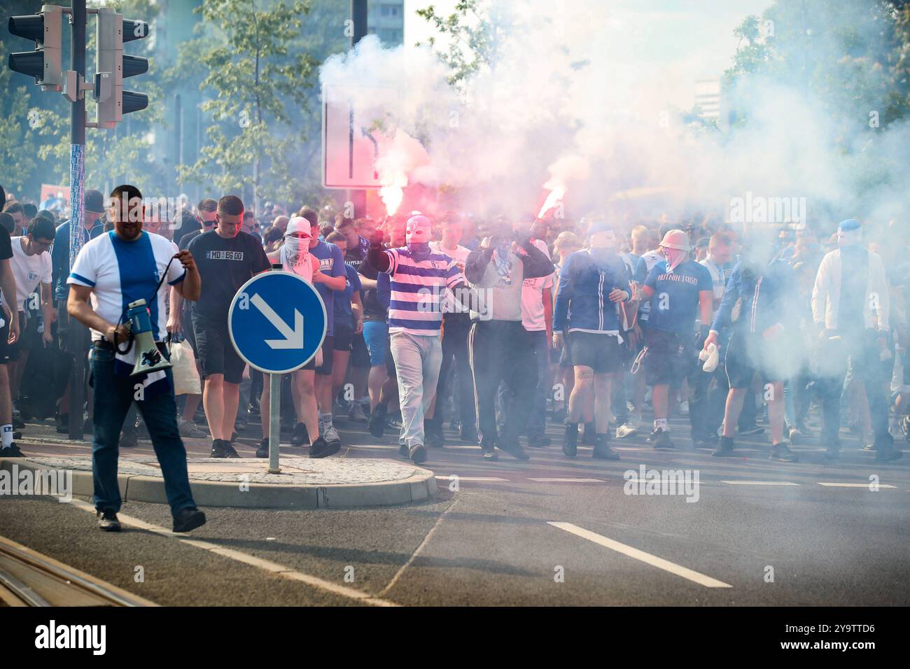 Die Ultras haben vor dem letzten Heimspiel der Saison einen Fanmarsch von der Innenstadt zur Arena organisiert - 2. Fußball-Bundesliga Saison 2023-2024 1. FC Magdeburg vs. SpVgg Greuther Fürth in der MDCC Arena in Magdeburg - Fußball,Mann,Männer,Deutschland,10.05.2024 *** die Ultras haben vor dem letzten Heimspiel der Saison 2 Fußball-Bundesliga-Saison 2023 2024 einen fanmarsch von der Innenstadt zur Arena organisiert 1 FC Magdeburg gegen SpVgg Greuther Fürth in der MDCC Arena in Magdeburg Fußball,man,Männer,Deutschland,10 05 2024 Stockfoto