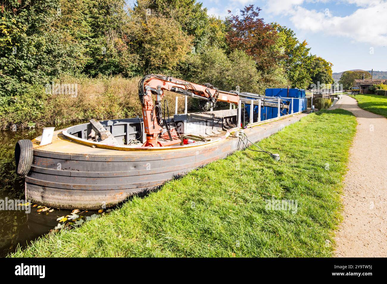 Wartungsboot, ausgestattet mit einem Atlas-Kran, im Oktober 2024 auf dem Leeds- und Liverpool-Kanal in der Nähe von Gargrave gesehen Stockfoto