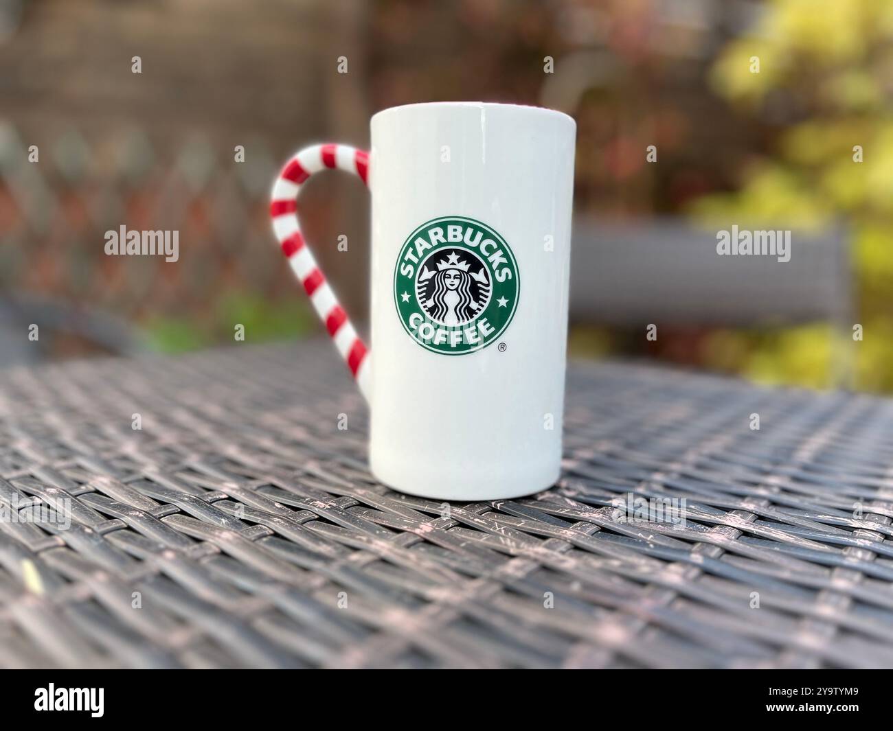Starbucks Kaffeetasse mit Griff für Zuckerrohr. Stockfoto