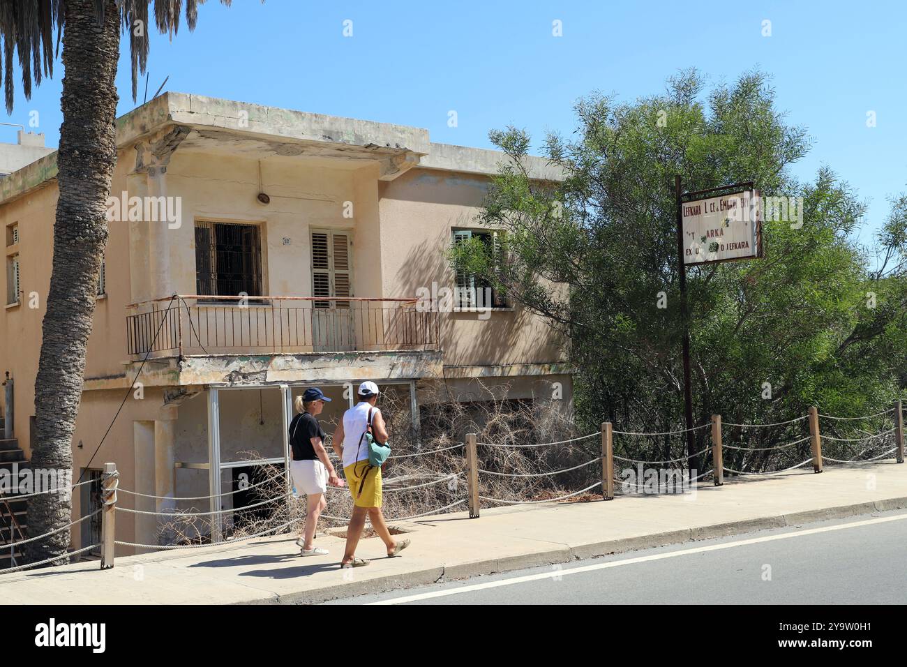 Gebäude in der Geisterstadt Varosha, die nach der türkischen Intervention von 1974 verfallen blieben (Famagusta, Nordzypern) Stockfoto