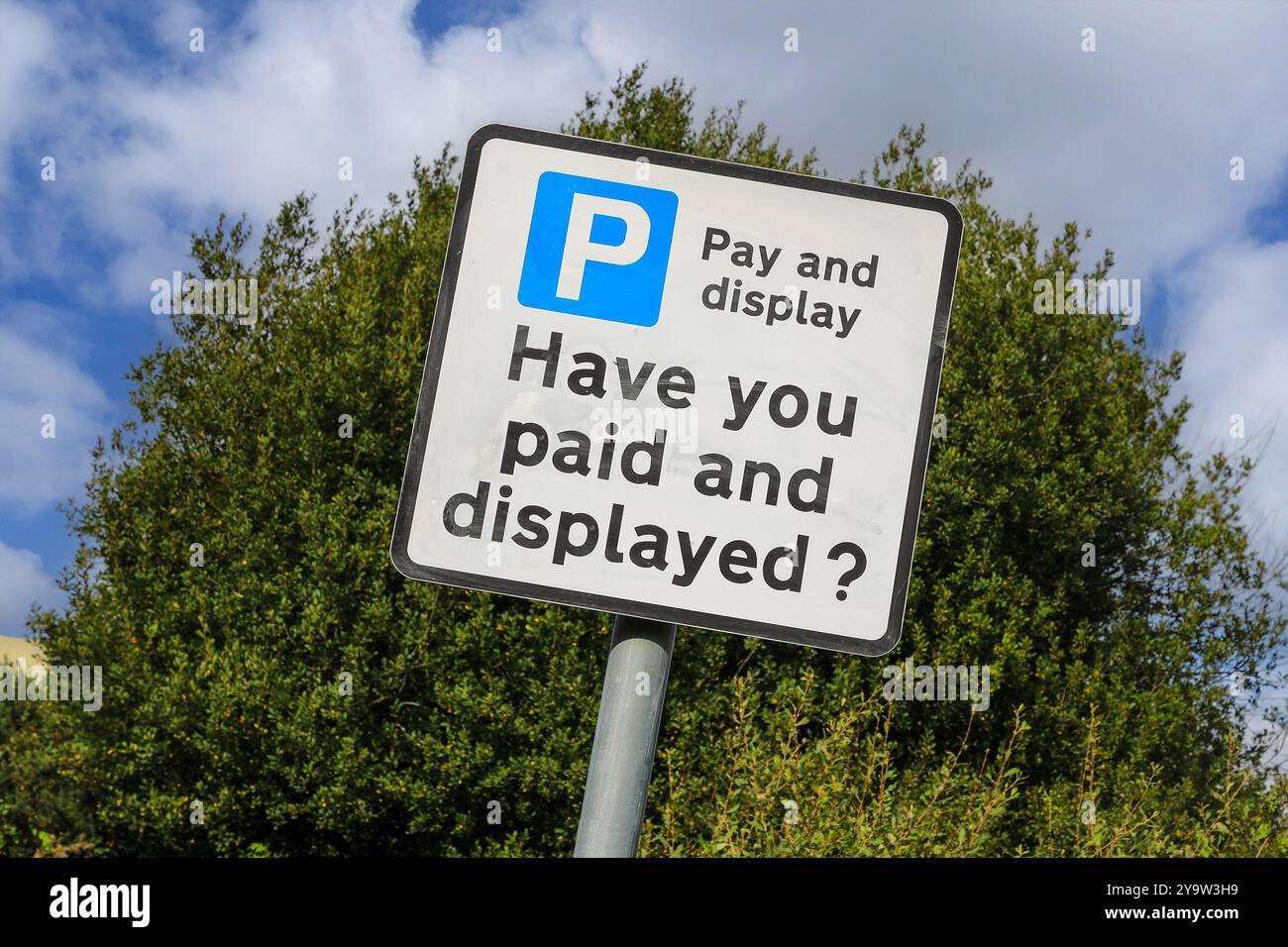 Ein Schild mit der Aufschrift „Pay and Display“ und „Haben Sie bezahlt und ausgestellt“, England, Großbritannien Stockfoto