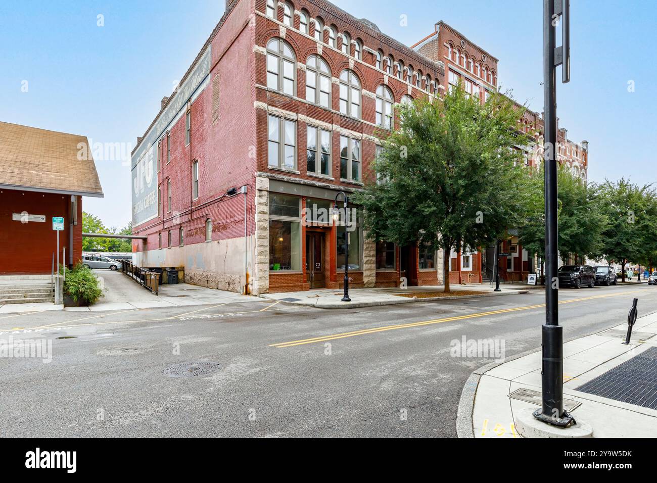 Knoxville, TN, USA – September 17, 2024: Historisches JFG-Gebäude 177 W. Jackson Ave. Diagonalansicht von vorn. Stockfoto