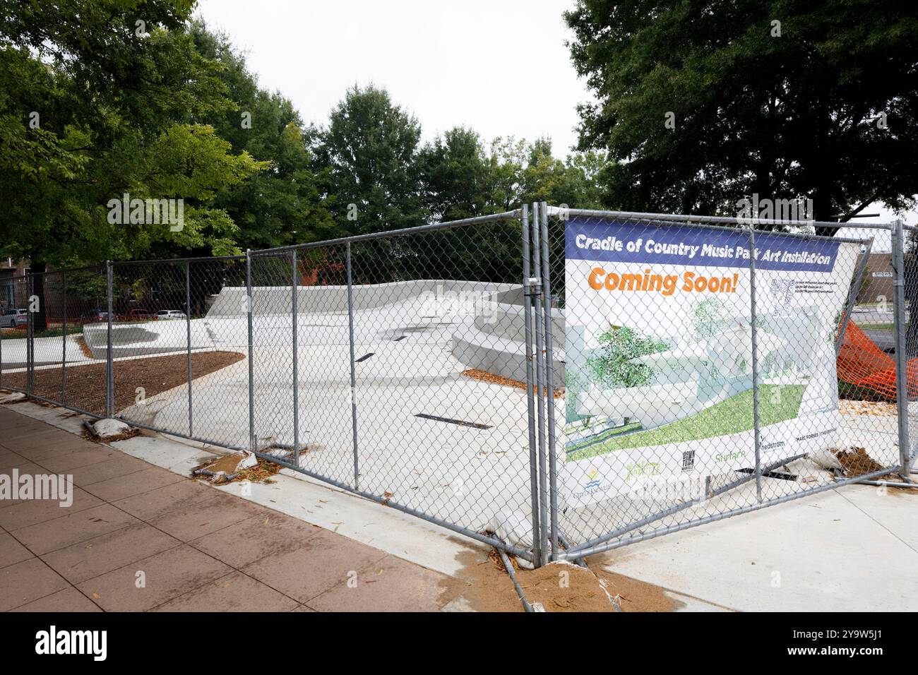 Knoxville, TN, USA – September 17, 2024: Cradle of Country Music Park mit einer großen abstrakten Skulptur hinter einem Maschendrahtzaun. Park bleibt unter Konstruktion Stockfoto
