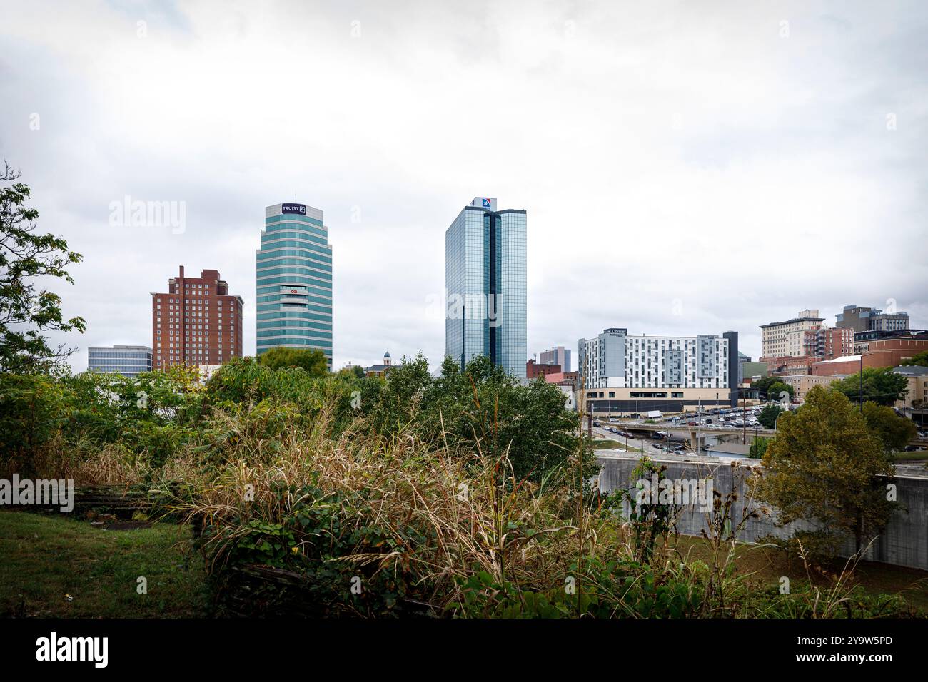 Knoxville, TN, USA – September 17, 2024: Stadtbild der Innenstadt von der anderen Seite des Neyland Drive. Zeigt Andrew Johnson, Truist, The Century und First Horizon Stockfoto