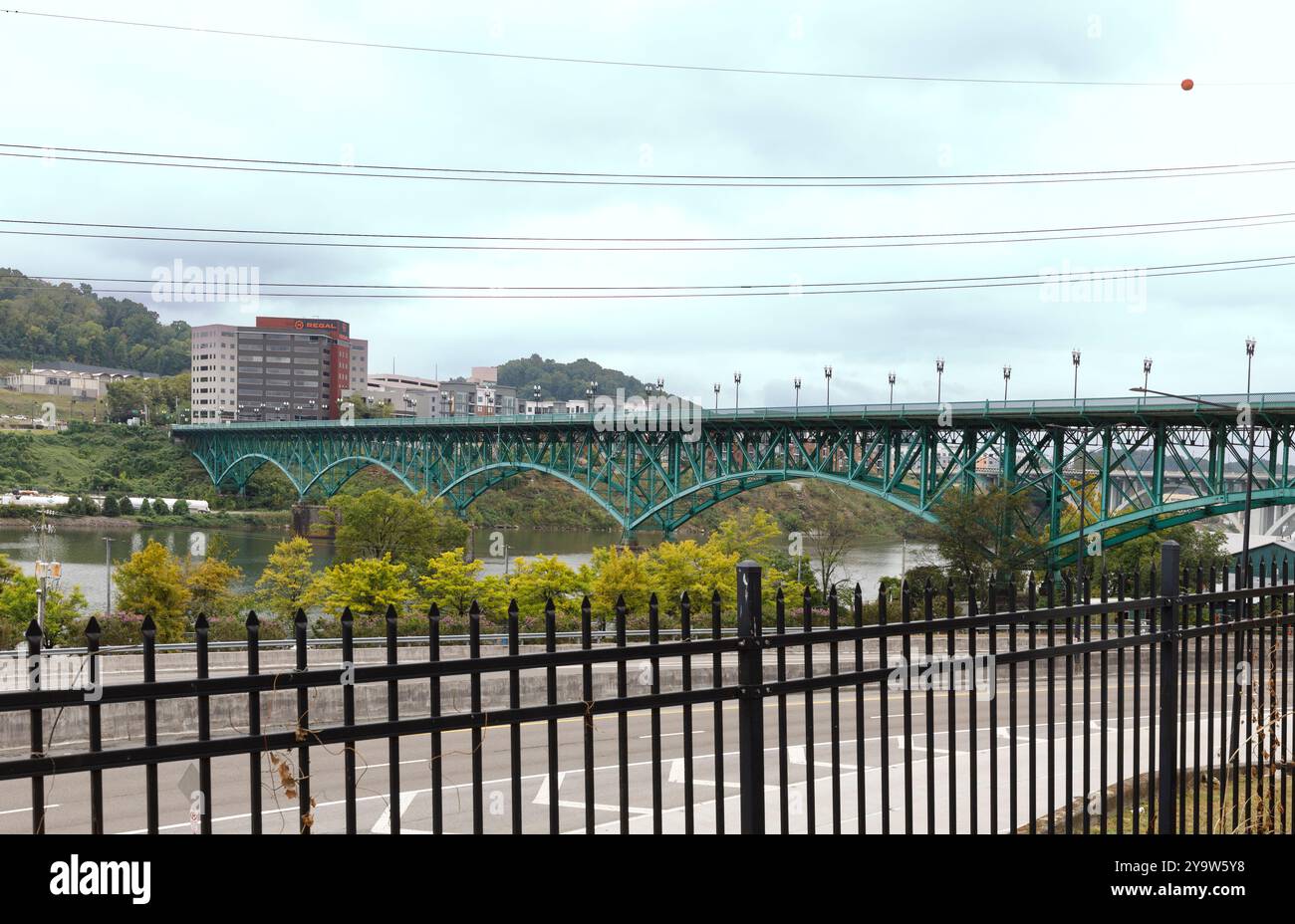 Knoxville, TN, USA – September 17, 2024: Blick auf die Gay Street Bridge vom Gelände des Blount Mansion. Stockfoto