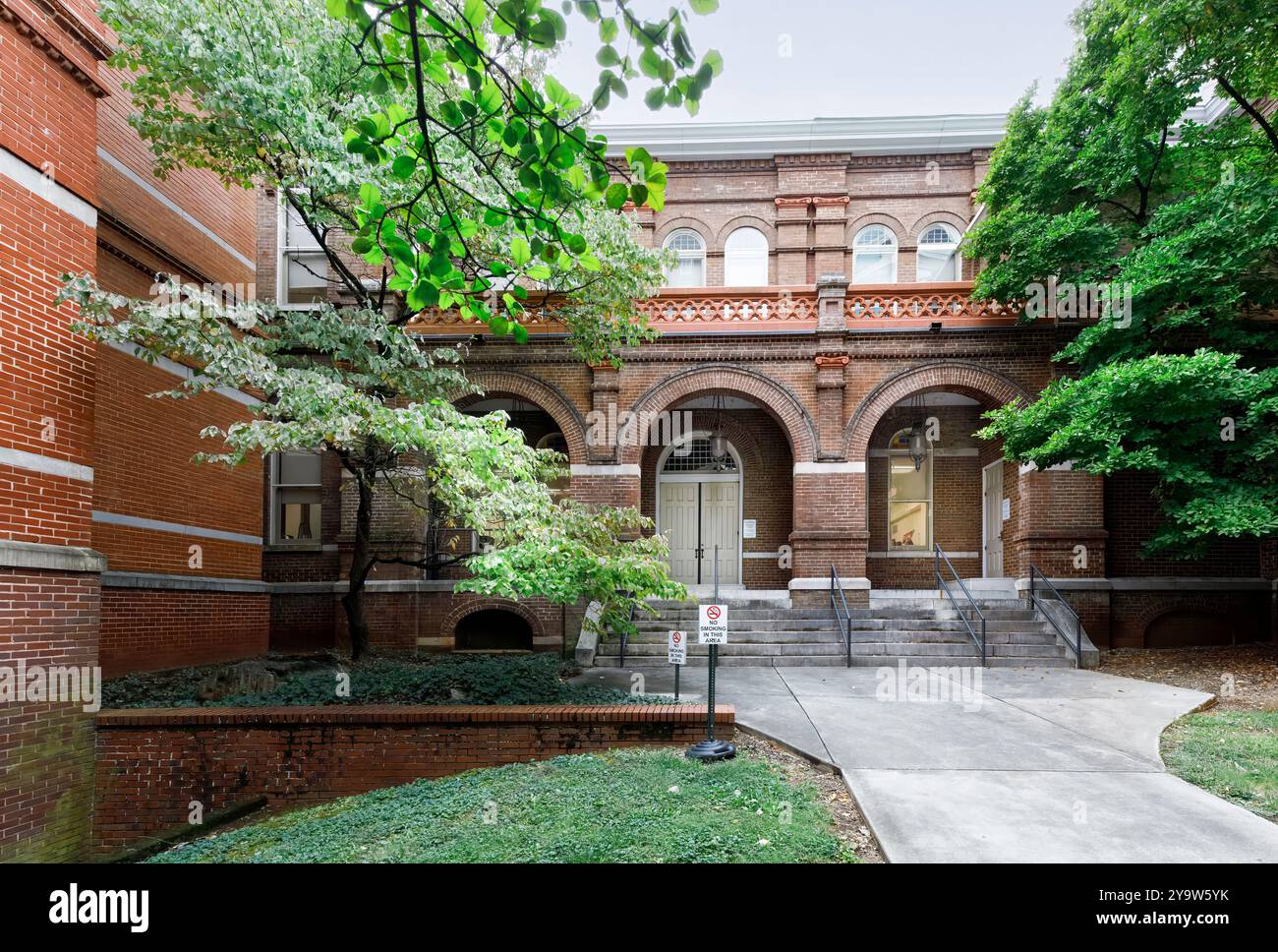 Knoxville, TN, USA – September 17, 2024: Eingang auf der Gay Street zum alten Knoxville City County Building. Stockfoto