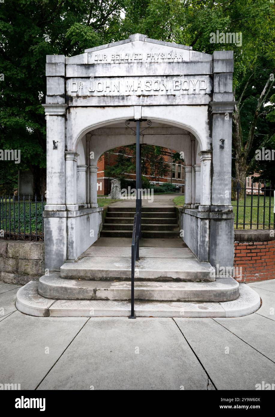Knoxville, TN, USA – September 17, 2024: Eckeingang zum alten Gerichtsgebäude von Knox County mit einer Skulptur, die Dr. John Mason Boyd gewidmet ist. Stockfoto