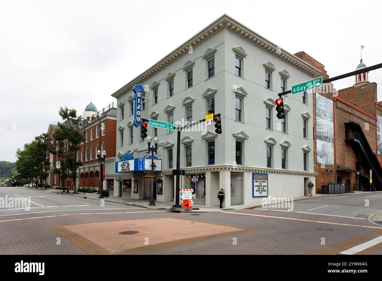 Knoxville, TN, USA – September 17, 2024: Ein diagonaler Blick auf das historische Bijou Theater, das 1909 als Ergänzung zum Lamar House Hotel erbaut wurde, dient heute als Stockfoto