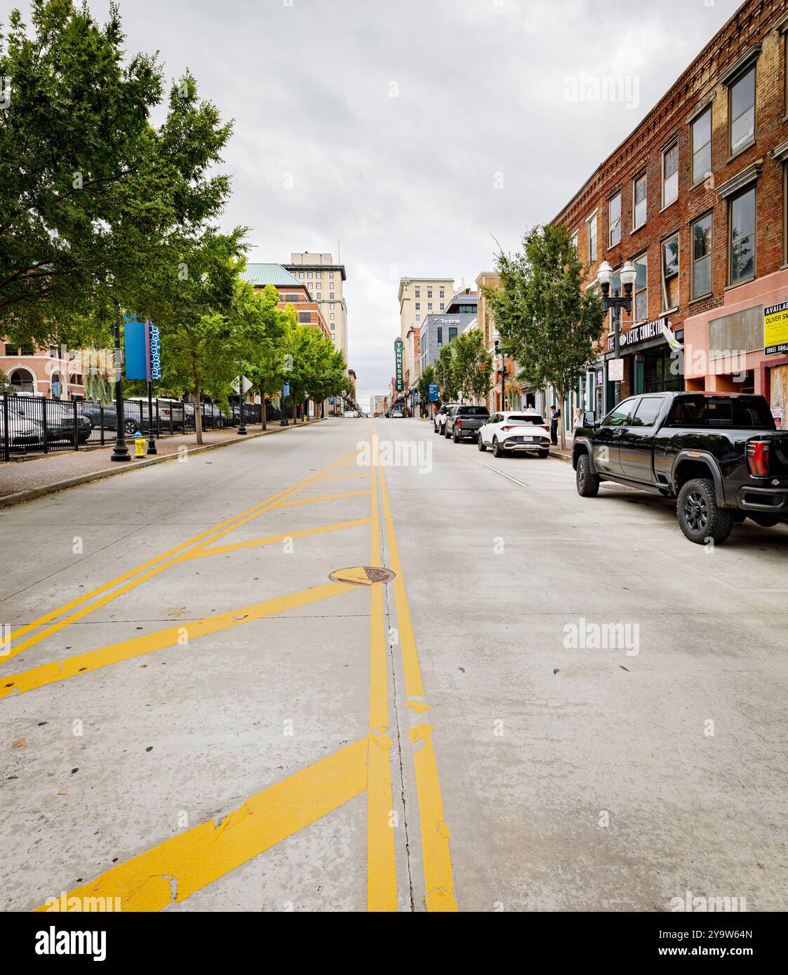 Knoxville, TN, USA – September 17, 2024: Blick auf die Straße nach Norden auf der Gay Street mit dem Tennessee Theater in der Ferne. Stockfoto