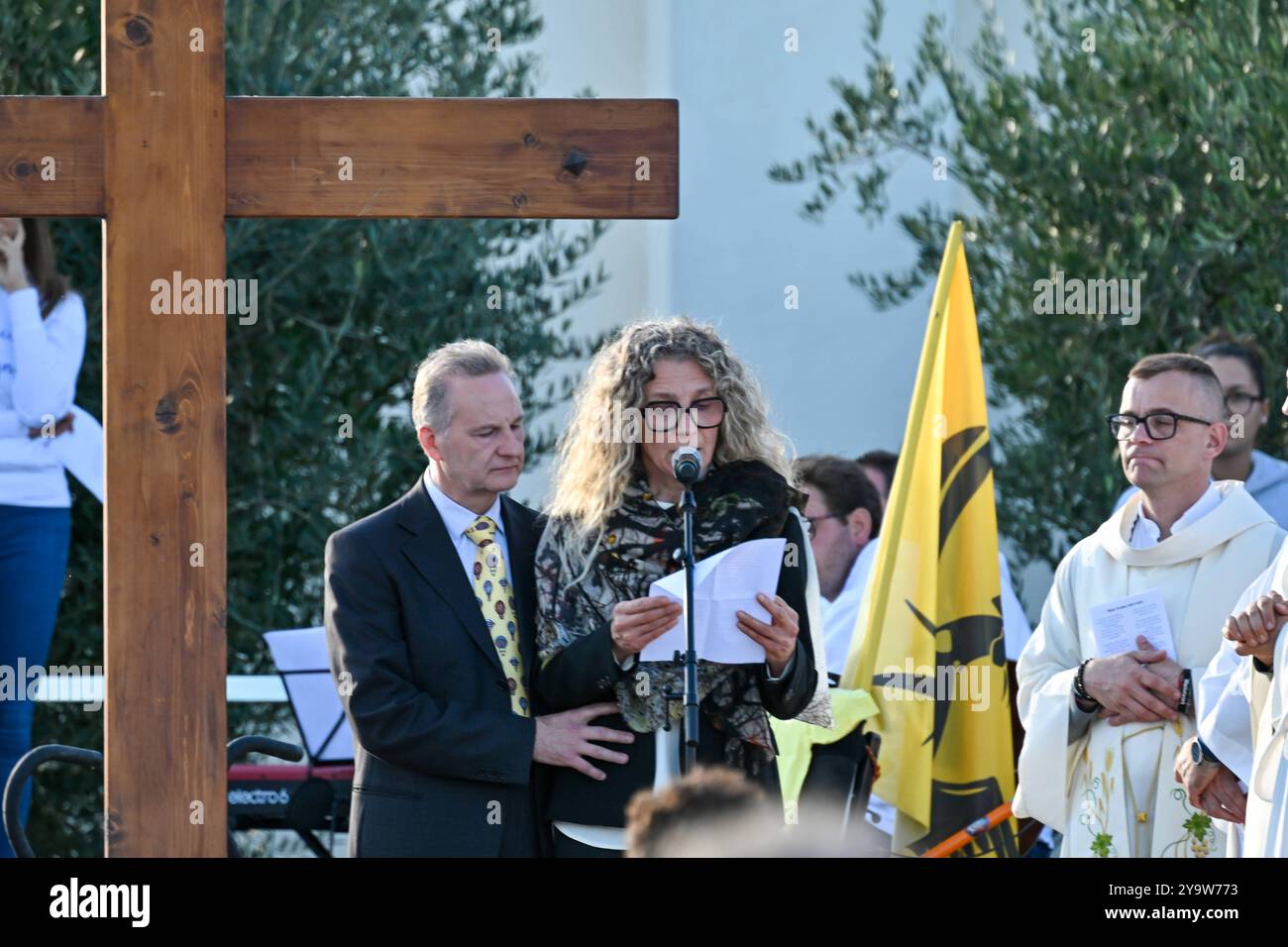 News - Sammy Bassos Beerdigung Sammy Bassos Eltern verabschieden sich während der Beerdigung von Sammy Basso, News in Tezze sul Brenta VI, Italien, 11. Oktober 2024 Tezze sul Brenta VI Sportfeld Tezze sul Brenta VI Italien Copyright: XAlessioxMarinix/xLiveMediax LPN 1553437 Stockfoto