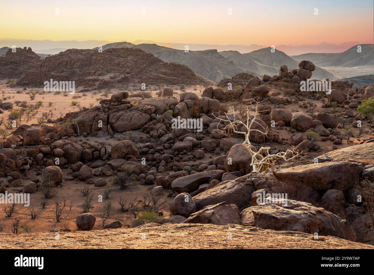 Malerische Aussicht auf felsige Berge bei Sonnenuntergang, Damaraland Landschaft, Namibia, Afrika Stockfoto