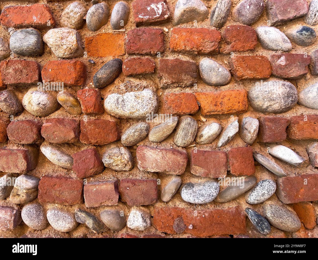 Ziegelsteinmauerwerk in der alten Mauer in Monza Stockfoto