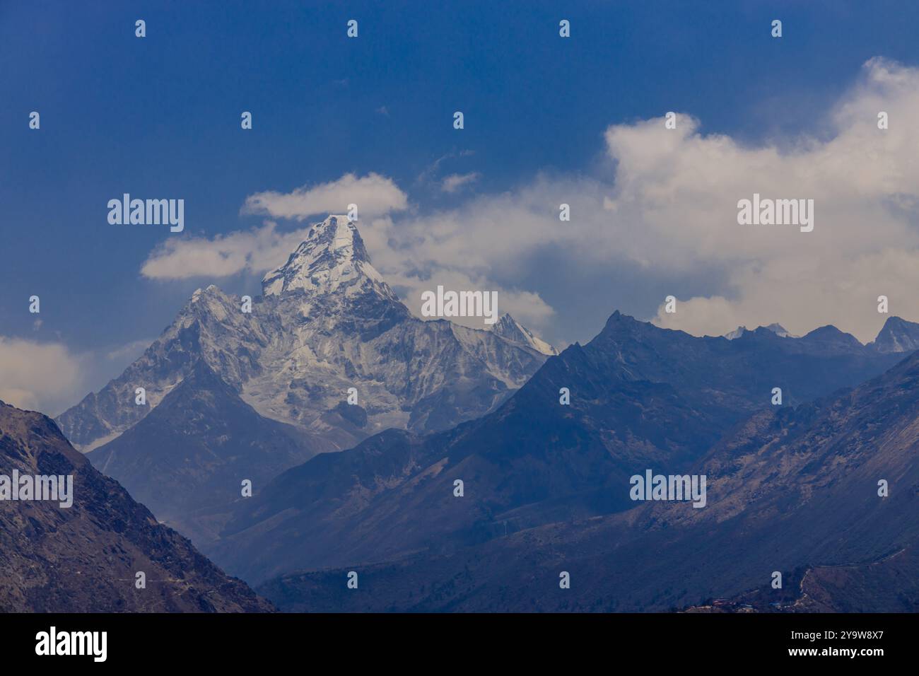 AMA Dablam Berggipfel im Himalaya. Wunderschöner Schneeberg Amadablam inmitten des Galcier-Eises in großer Höhe auf dem Everest Base Camp Trek Stockfoto