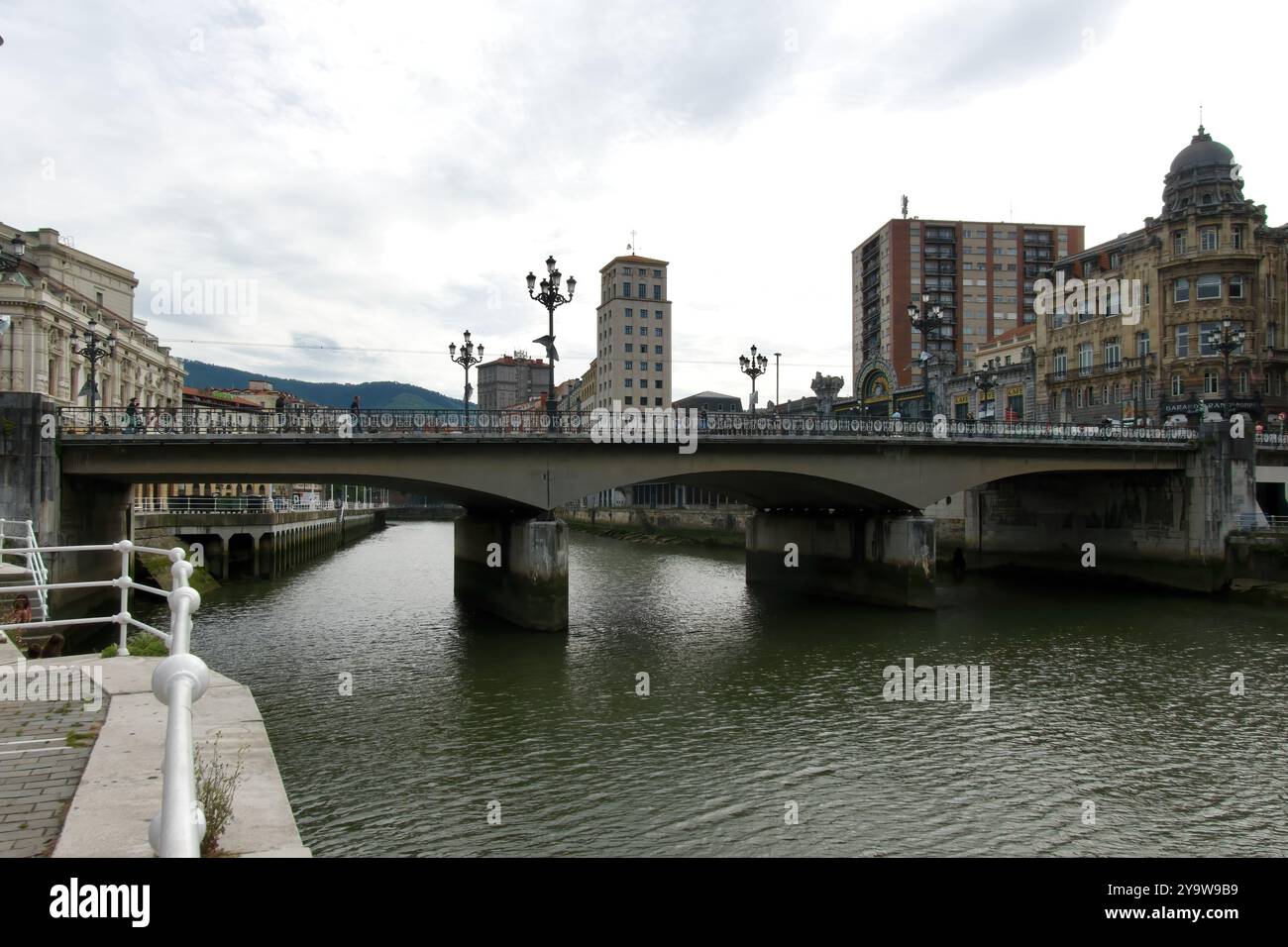 Arenalbrücke aus Stahlbeton über den Nervion, erbaut 1938 und ursprünglich Victory Bridge Bilbao Baskenland Euskadi Spanien Stockfoto