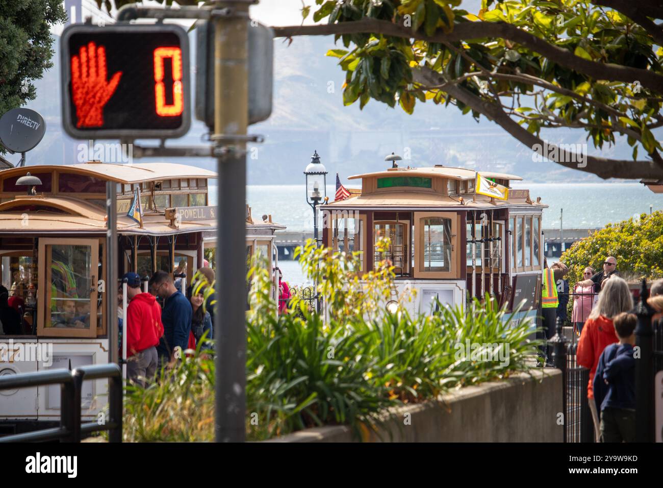 Am Ende der Linie, die geschäftige urbane Straßenszene in San Francisco mit den berühmten Powell- und Hyde-Cable Cars und Touristen versammelten sich in der Nähe einer Verkehrsampel. Stockfoto