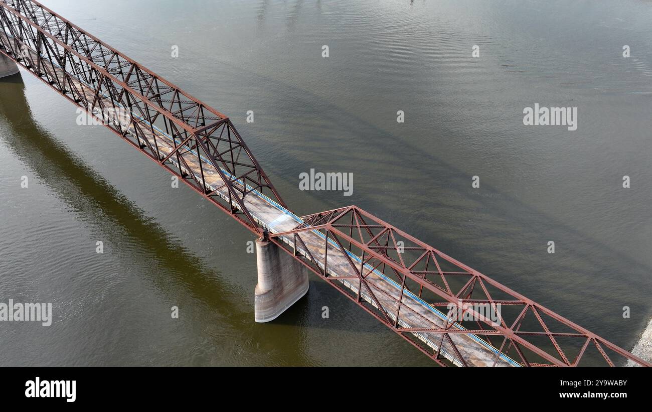 Luftaufnahme der alten Chain of Rocks Bridge an der Route 66 über den Mississippi River Stockfoto