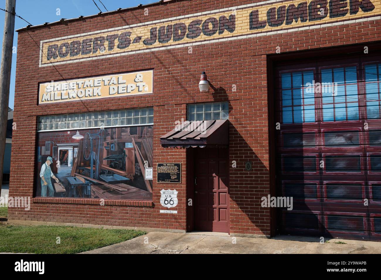 Wandgemälde an der Seite eines Gebäudes an der Route 66 in Kuba, Missouri, The Mural City. Blech- und Fräsabteilung Stockfoto