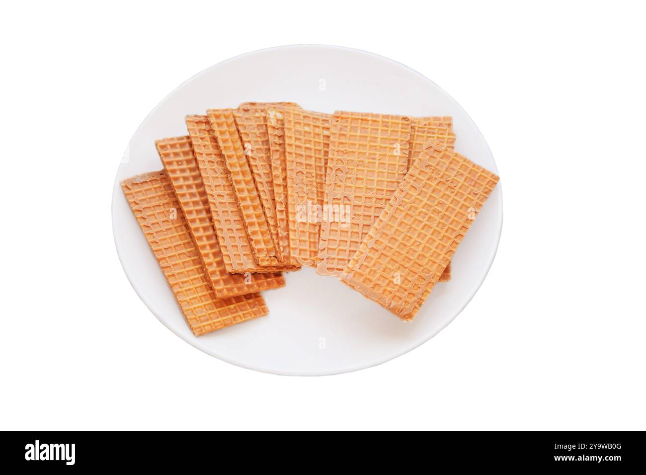 Waffeln mit Schokoladenüberzug. Verschiedene Waffeln auf Keramikplatte. Belgisches Dessert. Isolieren auf weißem Hintergrund. Stockfoto