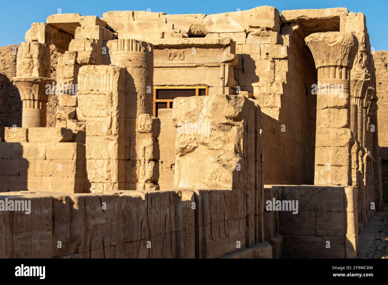 Edfu, Ägypten; 17. Januar 2024: Erleben Sie die göttliche Kreuzung von Wüste und Göttlichkeit in den heiligen Ruinen des Edfu-Tempels. Erkunden Sie das antike templ Stockfoto