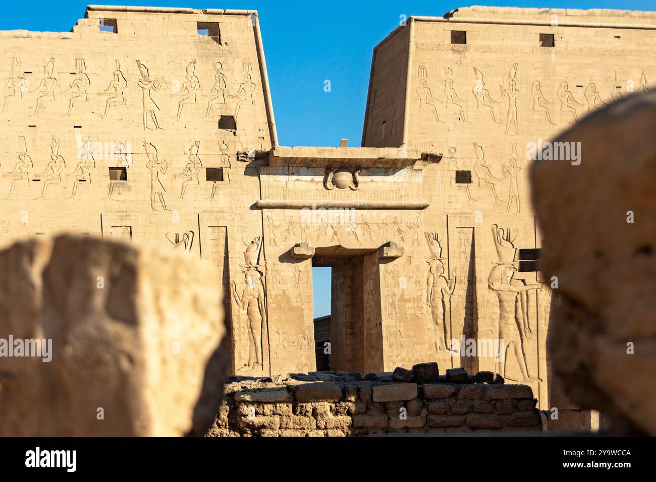 Edfu, Ägypten; 17. Januar 2024: Enthülle die verborgenen Geheimnisse des Horus-Tempels in Edfu. Begeben Sie sich auf eine unvergessliche Reise durch dieses antike Wunder. Stockfoto