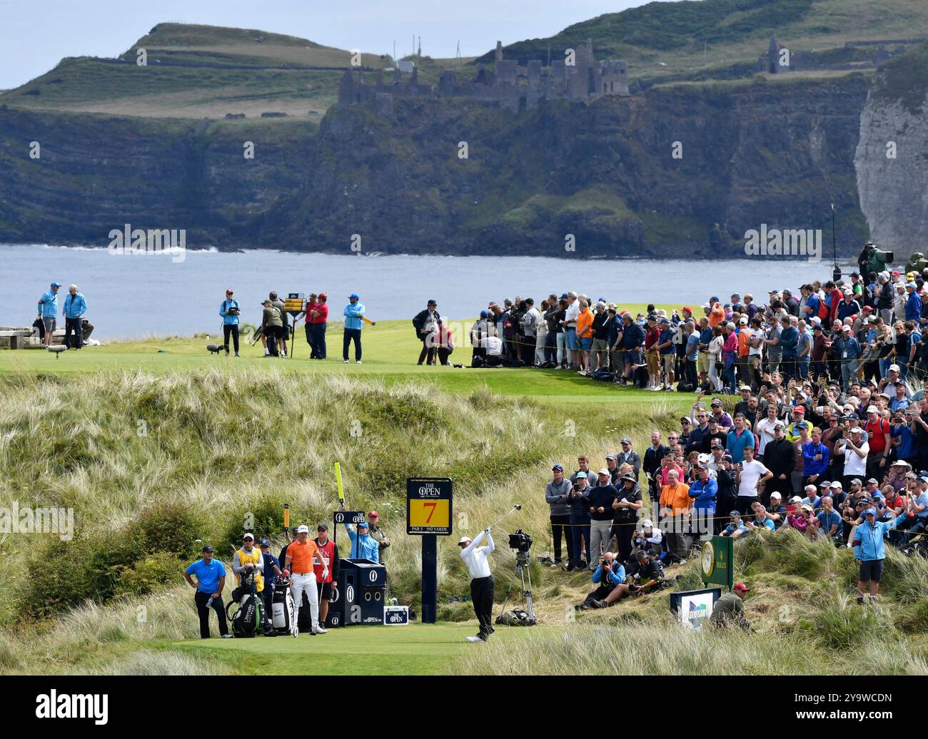 19. Juli 2019; Portrush, Tiger Woods (USA) spielt am 7. Platz während der zweiten Runde des Open Championship-Golfturniers auf dem Royal Portrush Golf Club - Dunluce Course ab. Stockfoto