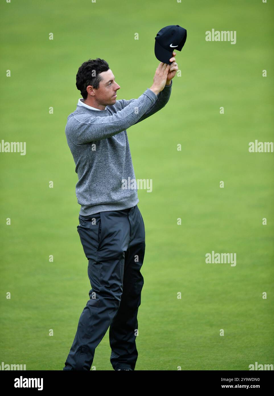 19. Juli 2019: Rory McIlroy würdigt die Unterstützung der Menge, als er den 18. Platz während der zweiten Runde des Open Championship-Golfturniers auf dem Royal Portrush Golf Club - Dunluce Course erreicht. Nordirland. Stockfoto