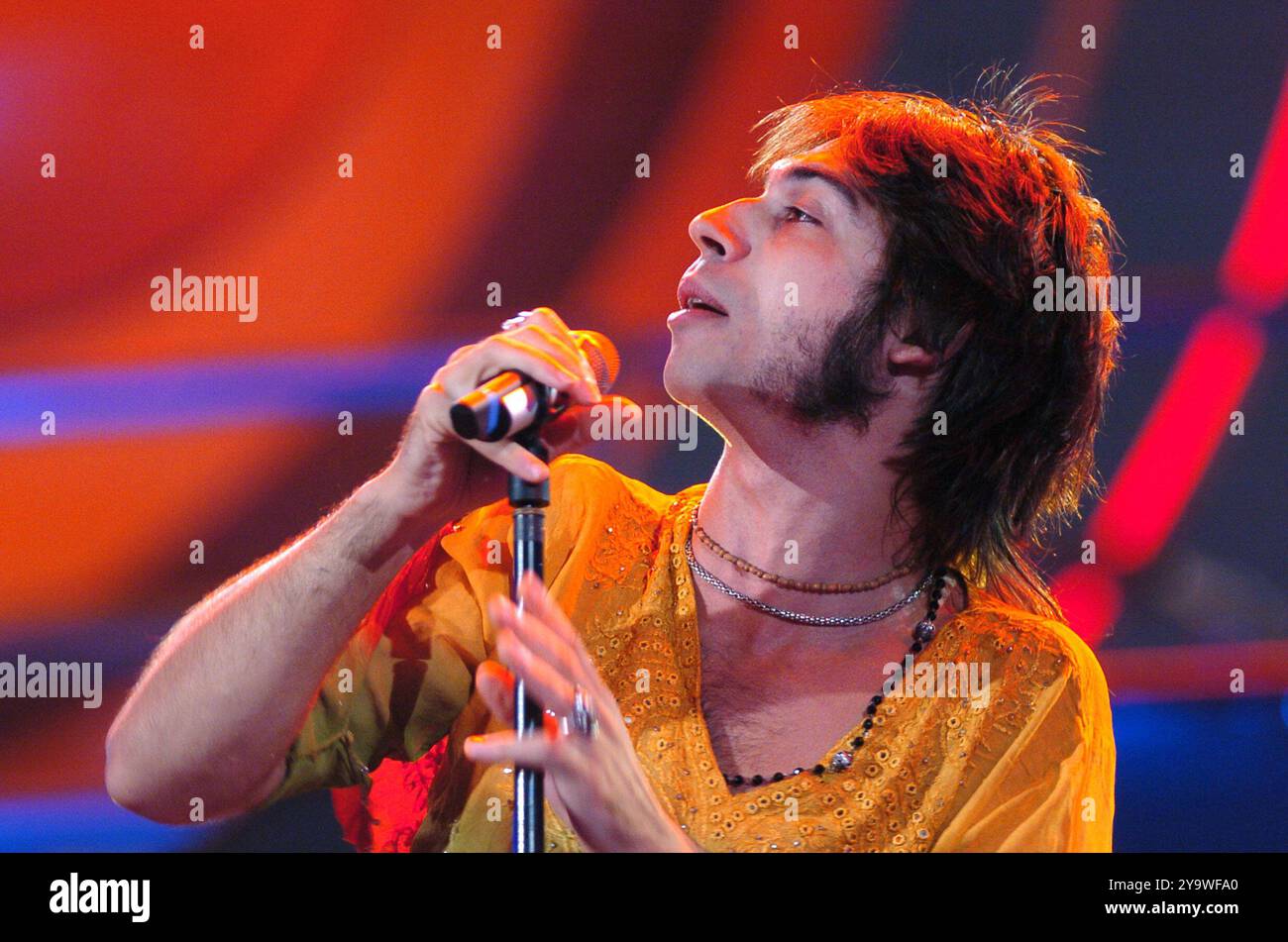 Verona Italien 10/06/2005: Francesco Sarcina Sänger der italienischen Rockband Le Vibrazioni während der musikalischen Fernsehsendung Festivalbar 2005 Stockfoto