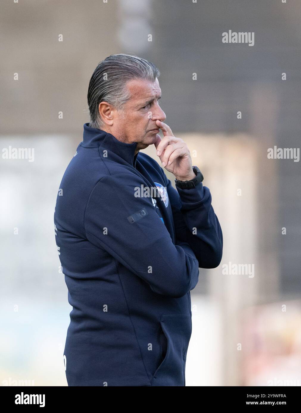 Potsdam, Deutschland. Oktober 2024. Fußball, Frauen: Bundesliga, 1. FFC Turbine Potsdam - SGS Essen, 6. Spieltag, Karl-Liebknecht-Stadion, Potsdams neuer Trainer Kurt Russ steht vor dem Spiel auf dem Spielfeld. Hinweis: Soeren Stache/dpa - WICHTIGER HINWEIS: Gemäß den Vorschriften der DFL Deutschen Fußball-Liga und des DFB Deutschen Fußball-Bundes ist es verboten, im Stadion und/oder des Spiels aufgenommene Fotografien in Form von sequenziellen Bildern und/oder videoähnlichen Fotoserien zu verwenden oder zu verwenden./dpa/Alamy Live News Stockfoto