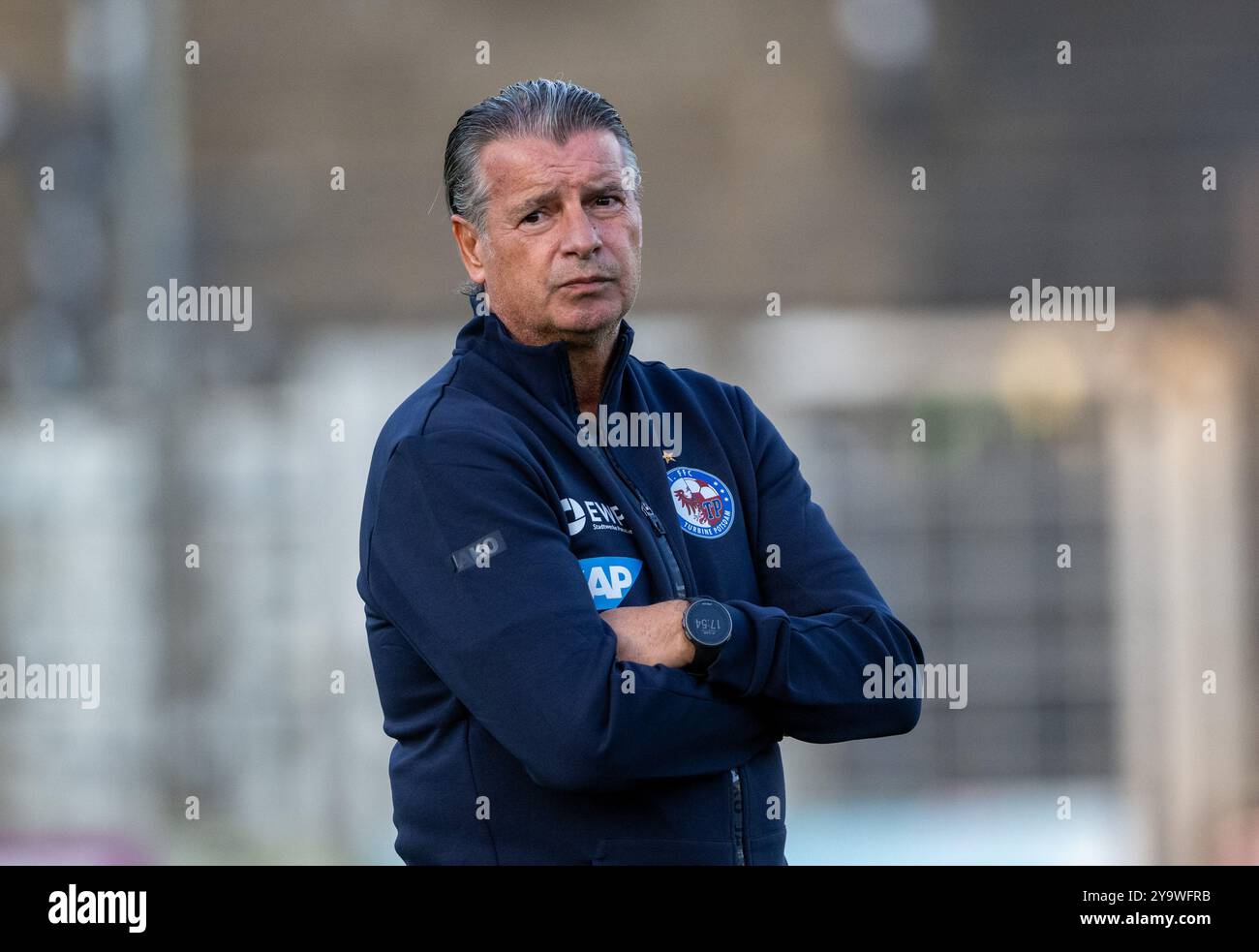 Potsdam, Deutschland. Oktober 2024. Fußball, Frauen: Bundesliga, 1. FFC Turbine Potsdam - SGS Essen, 6. Spieltag, Karl-Liebknecht-Stadion, Potsdams neuer Trainer Kurt Russ steht vor dem Spiel auf dem Spielfeld. Hinweis: Soeren Stache/dpa - WICHTIGER HINWEIS: Gemäß den Vorschriften der DFL Deutschen Fußball-Liga und des DFB Deutschen Fußball-Bundes ist es verboten, im Stadion und/oder des Spiels aufgenommene Fotografien in Form von sequenziellen Bildern und/oder videoähnlichen Fotoserien zu verwenden oder zu verwenden./dpa/Alamy Live News Stockfoto