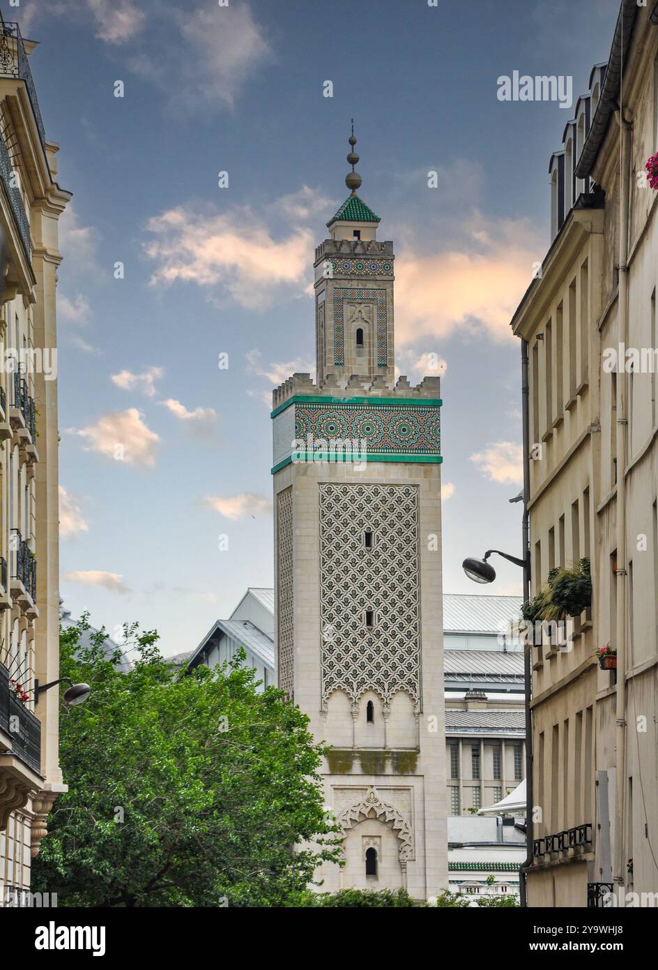 Pariser Straßen: Das majestätische Minarett der Großen Moschee in der Ferne Stockfoto