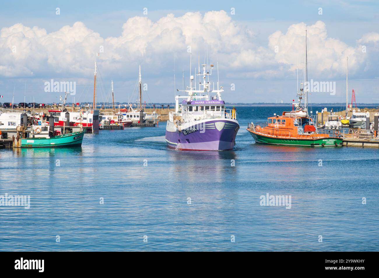 Noirmoutier, Frankreich - 12. September 2023: Rückkehr vom Fischfang im Hafen von Herbaudière in Noirmoutier Stockfoto
