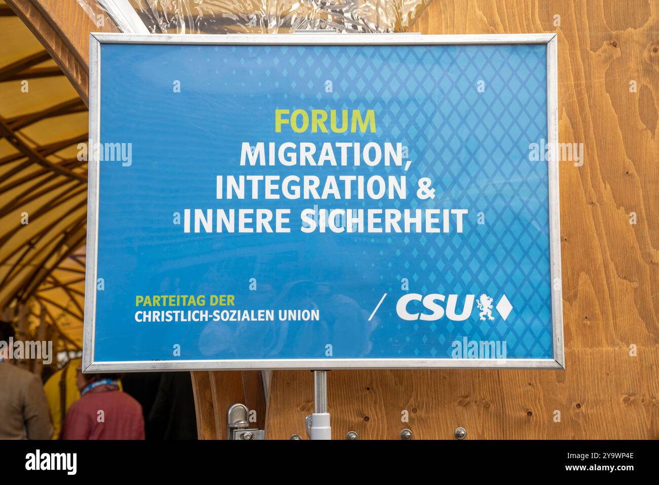 Augsburg, Schwaben, Bayern, Deutschland - 11. Oktober 2024: Parteikonferenz der CSU 2024 in Bayern in Augsburg. Schild vor dem Ausstellungszelt für das Forum der politischen Themen Migration, Integration & innere Sicherheit in Deutschland. *** Parteitag der CSU 2024 Christlich-soziale Union in Bayern in Augsburg. Schild vor Ausstellung Zelt für Forum der politischen Themen Migration, Integration & innere Sicherheit in Deutschland. Stockfoto
