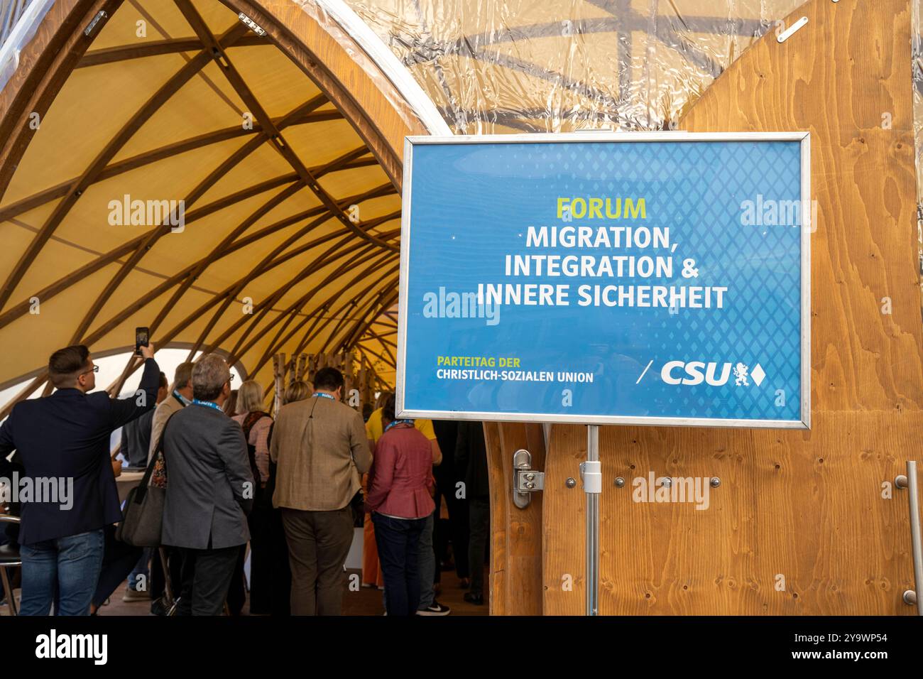 Augsburg, Schwaben, Bayern, Deutschland - 11. Oktober 2024: Parteikonferenz der CSU 2024 in Bayern in Augsburg. Schild vor dem Ausstellungszelt für das Forum der politischen Themen Migration, Integration & innere Sicherheit in Deutschland. *** Parteitag der CSU 2024 Christlich-soziale Union in Bayern in Augsburg. Schild vor Ausstellung Zelt für Forum der politischen Themen Migration, Integration & innere Sicherheit in Deutschland. Stockfoto