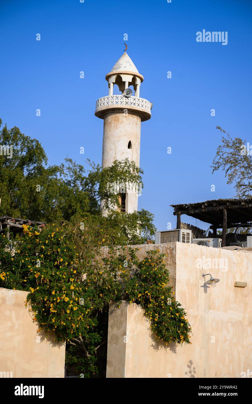 Katar - Wakra: Blick auf das Minarett einer kleinen Moschee. Das Minarett ist ein schlanker Turm, der aus einer Moschee ragt. Sie variieren in Höhe und Stil und sind in der Regel cov Stockfoto