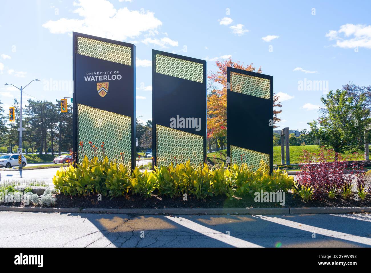 Das Pylon-Schild der University of Waterloo (UW) befindet sich am Haupteingang des Campus in Waterloo, ON, Kanada. Stockfoto