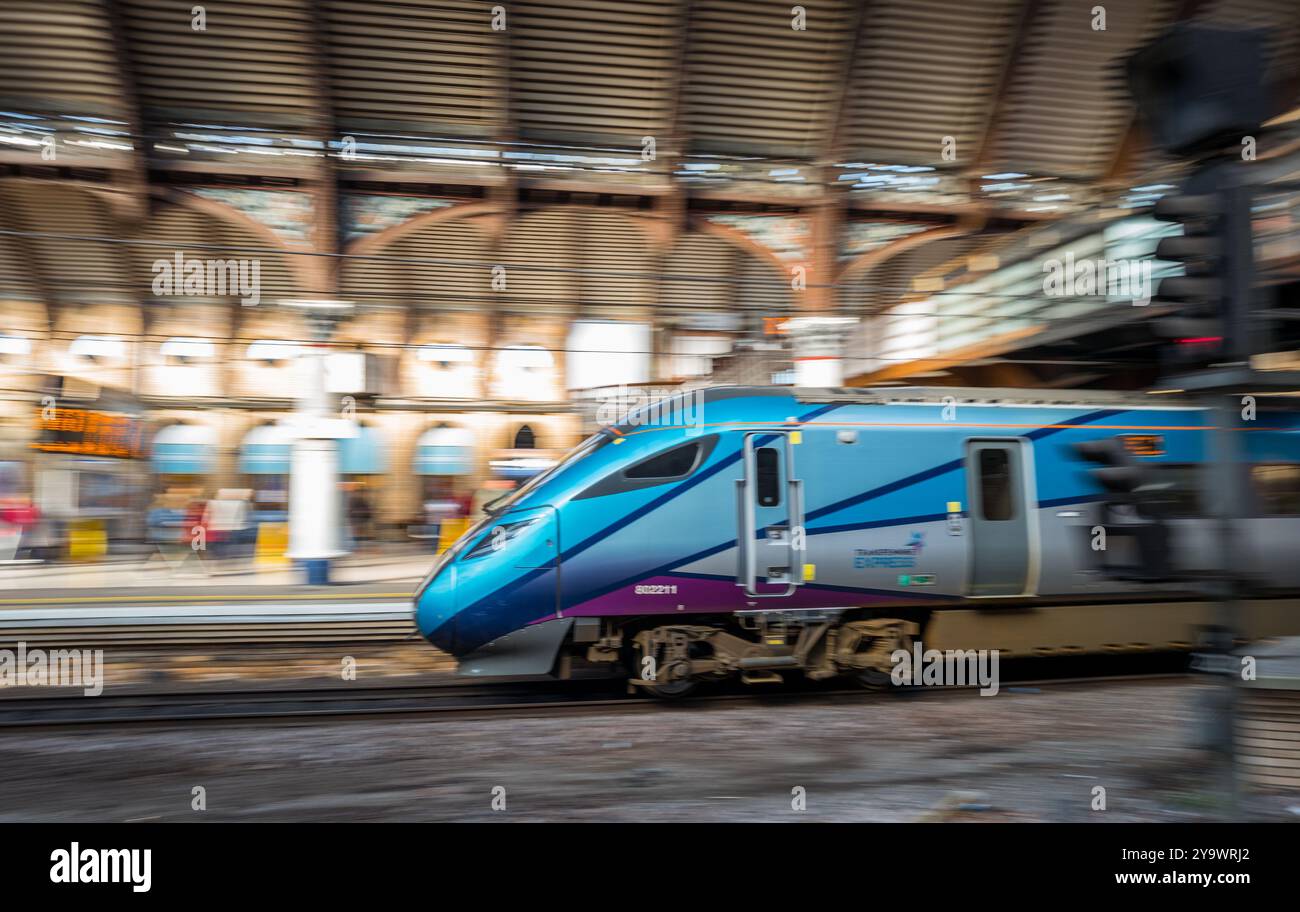 TransPennine Express Klasse 802 Azuma Elektrozug im Bahnhof York. Stockfoto