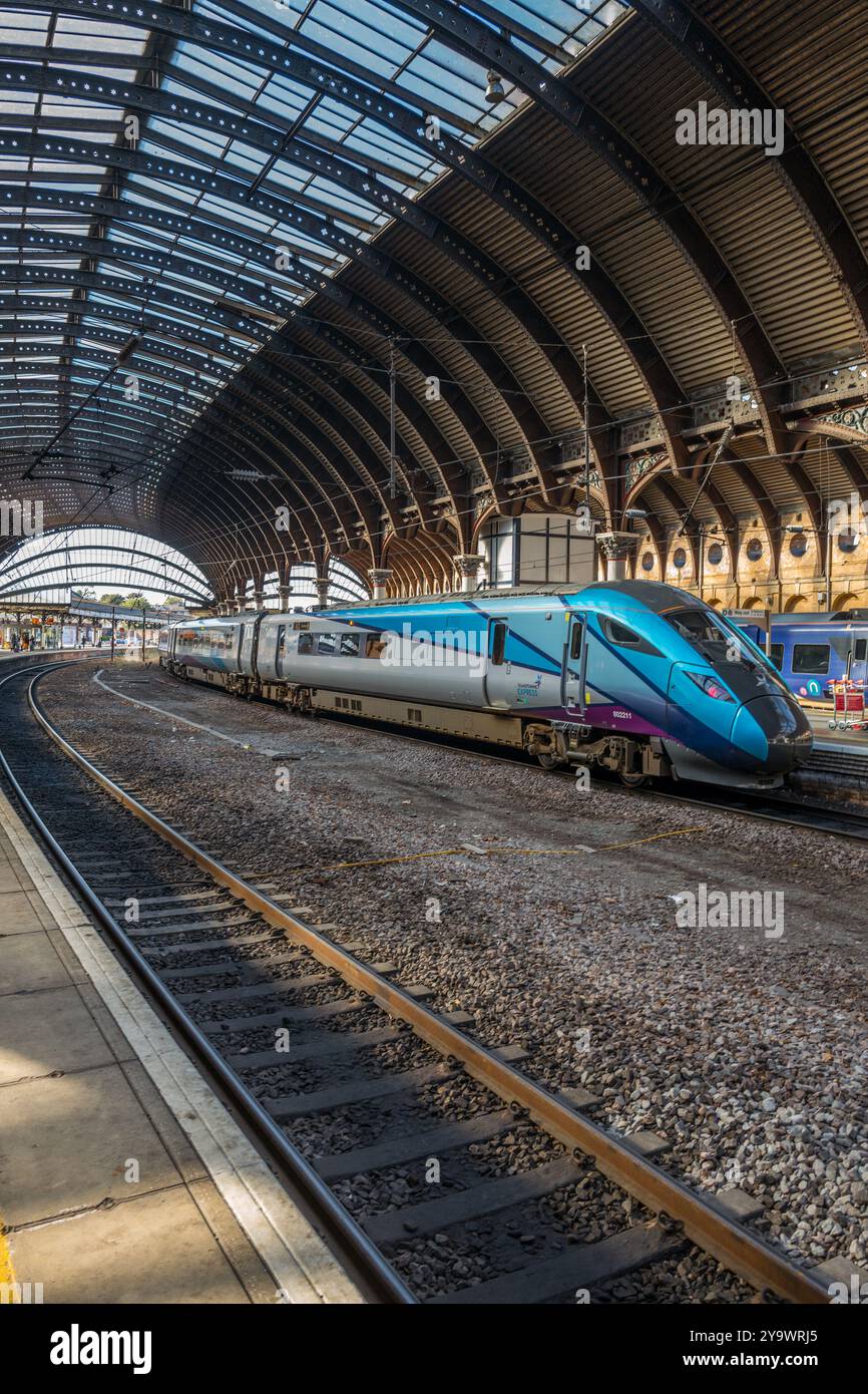 TransPennine Express Klasse 802 Azuma Elektrozug im Bahnhof York. Stockfoto