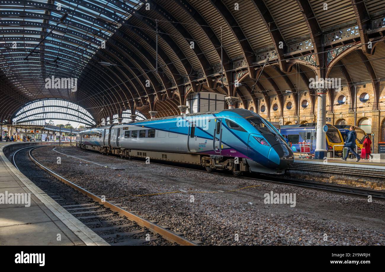 TransPennine Express Klasse 802 Azuma Elektrozug im Bahnhof York. Stockfoto