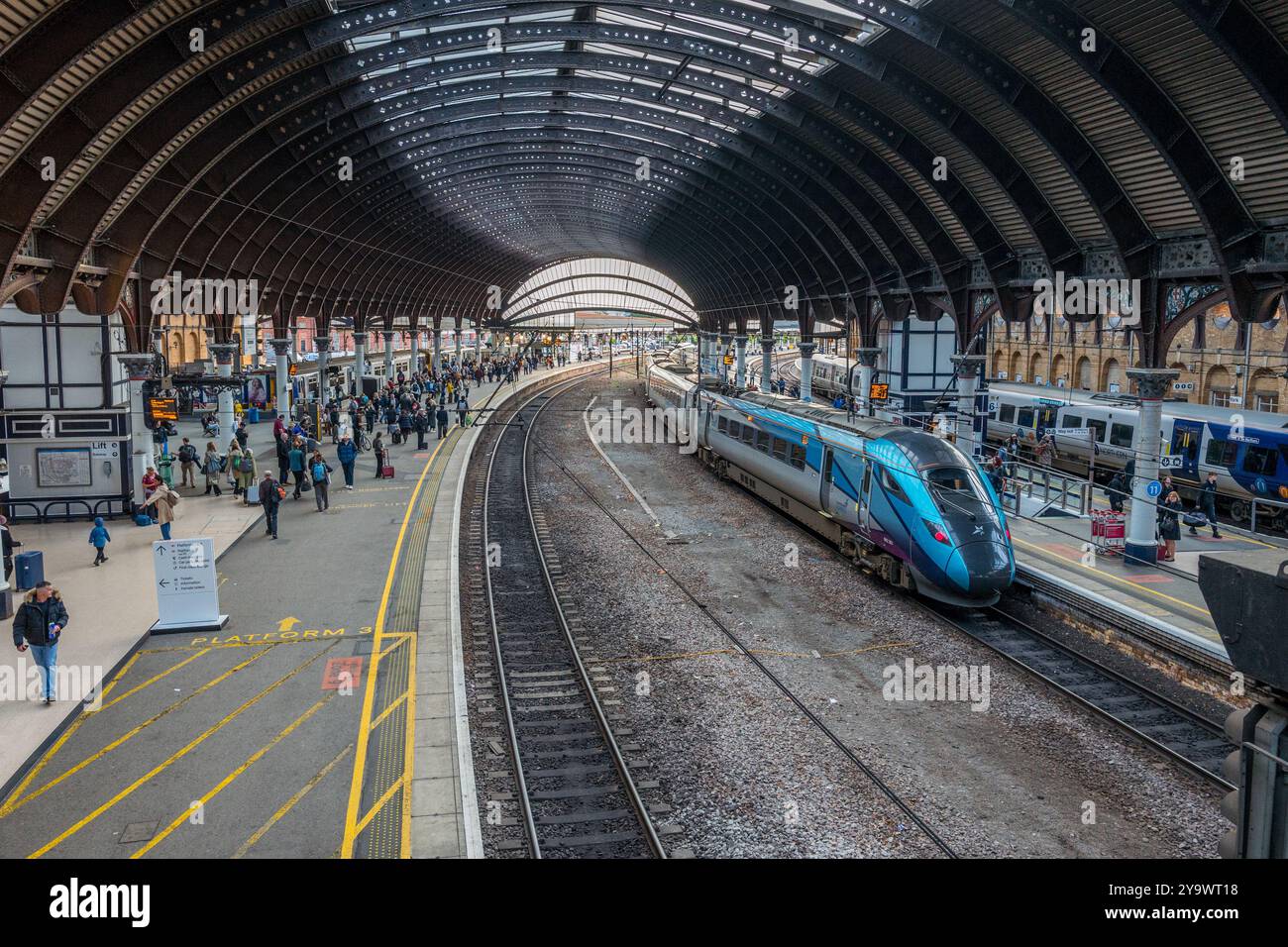 TransPennine Express Klasse 802 Azuma Elektrozug im Bahnhof York. Stockfoto