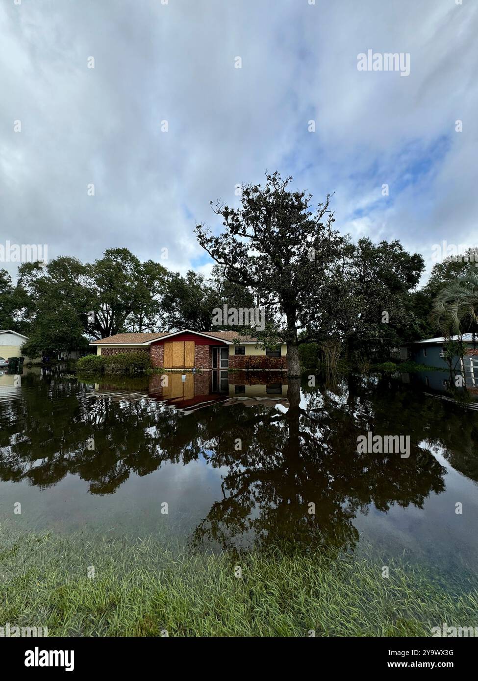 Lakeland, Usa. Oktober 2024. Ein mobiler Heimpark überschwemmte nach dem Hurrikan Milton am 10. Oktober 2024 in Lakeland, Florida. Hurrikan Milton traf bei Siesta Key als Kategorie-3-Hurrikan an Land. Quelle: Jocelyn Augustino/FEMA Photo/Alamy Live News Stockfoto